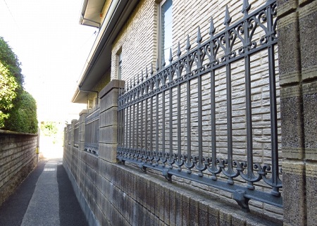 ブロック塀の上のフェンス