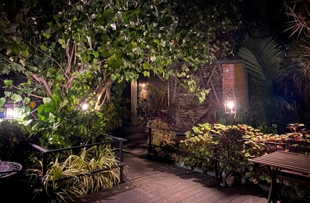 ガーデンライトのある庭