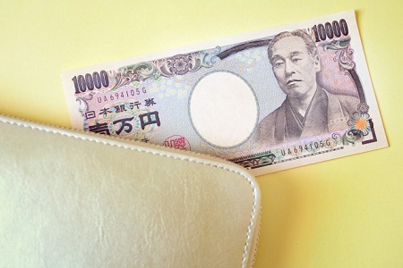 財布からはみでる一万円札