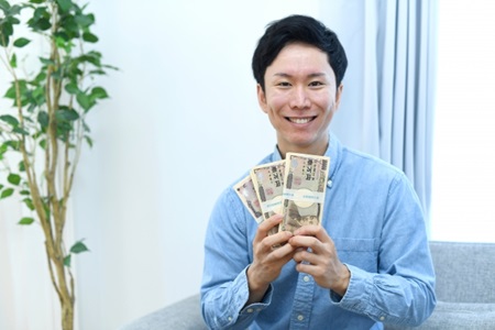 30万円をもった男性